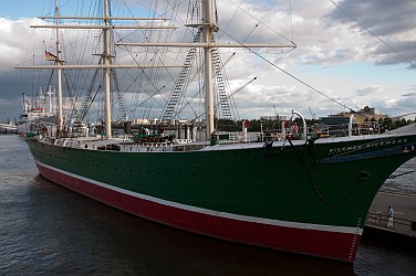 Grünes Segelschiff bei den Landungsbrücken
