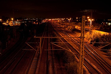 Südlicher Blick auf die Bahnschienen von der Max-Johannsen-Brücke in einer dunklen Nacht