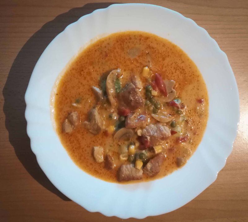 Teller mit Ofensuppe macht Appetig