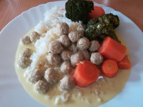 Reis mit Currysoße und Brokkoli-Möhren-Gemüse