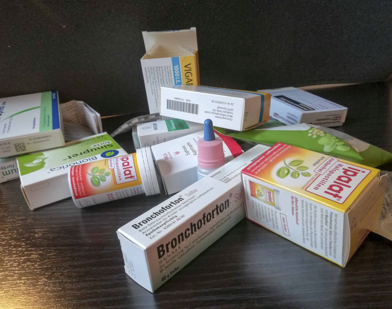 Tabletten, Lutschbonbons und Cremes in der Hausapotheke