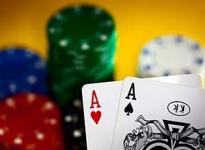 Hoher Einsatz und zwei Asse auf der Pokerhand