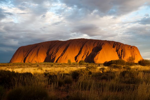 Leuchtender Ayers Rock bei Sonnenuntergang