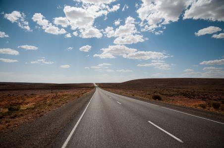 Unendlich lange Straße im Outback