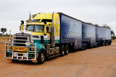 Ein kleiner Road Train (Long Vehicle)