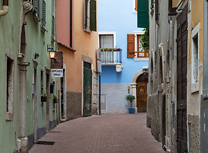 Straßengasse in Riva del Garda am Gardasee in Italien
