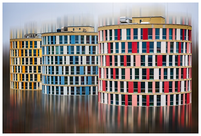Blick auf die drei bunten Nordport Towers in der Nähe des Hamburger Flughafens