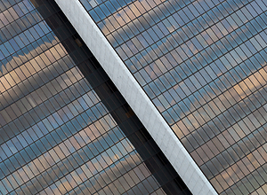 Fensterfront aus Glas mit spiegelnden Wolken