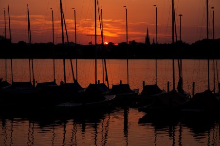 Roter Sonnenuntergang an der Außenalster