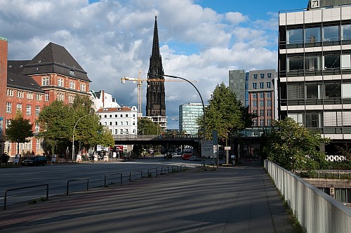 Ludwig-Erhard Straße mit Blick in Richtung Rödingsmarkt