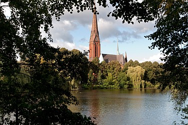St.- Gertrud-Kirche zwischen den Bäumen