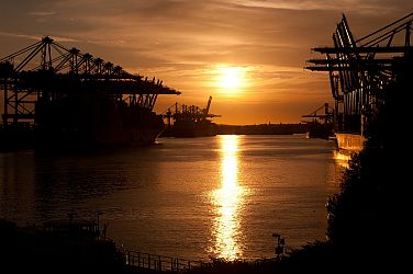 Roter Sonnenuntergang im Waltershofer Hafen