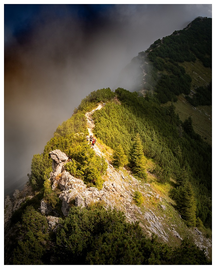 Dort, wo der Weg schmal wird, beginnt das Abenteuer.
 Ein schmaler Pfad, dramatisches Licht und die Wolken zum Greifen nah – diese Tour bleibt unvergesslich.
 Würdest du dich hier entlang wagen?