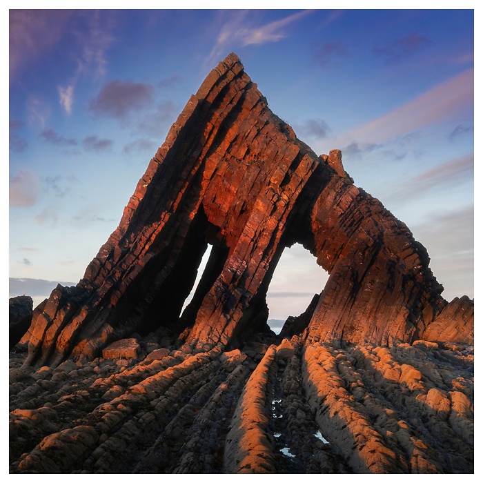Blick auf Bdie beeindruckenden Felsformationen von Blackchurch Rock rötlich angestrahlt im Sonnenuntergang