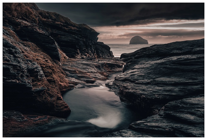 Blick auf die Felsen im Ozean bei Trebarwith Beach zum Sonnenuntergang