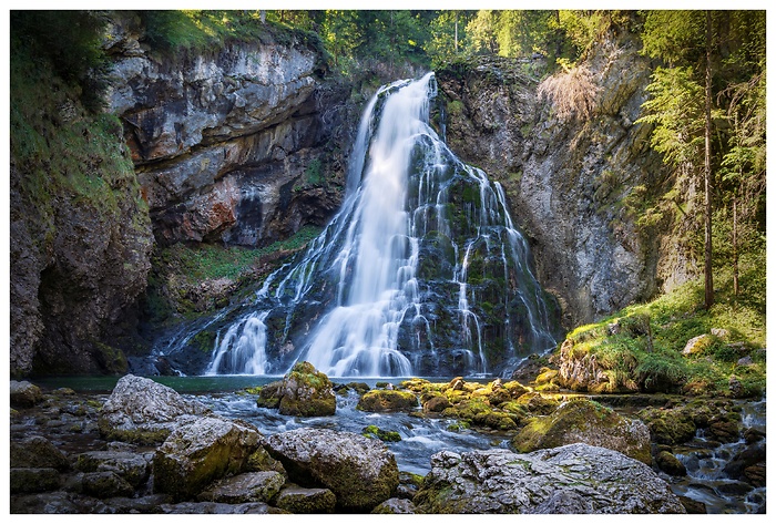 Am Rand des Salzburger Landes fällt der Gollinger Wasserfall in zwei Stufen über steile Felsen in ein grünes Becken. Das Rauschen des Wassers und das Spiel von Licht und Schatten schaffen eine beeindruckende Mischung aus Energie und Stille.
