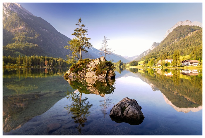 Kristallklares Wasser, sanfte Spiegelungen und die berühmten Felseninseln des Hintersees in Ramsau – eine Idylle, in der die Zeit stillzustehen scheint.