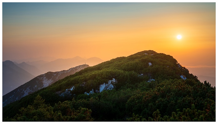 Die Sonne versinkt langsam hinter den Bergen und taucht den Zwiesel in ein warmes, goldenes Abendlicht. Ein stiller Moment, in dem die Natur ihre ganze Ruhe und Schönheit zeigt.