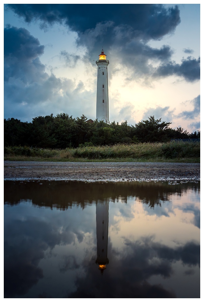 Wenn Licht sich im Wasser bricht und Himmel wie Erde scheint,
steht der Leuchtturm still – und sagt doch alles.