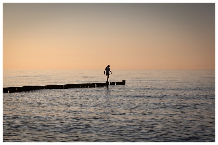 Eine Frau auf ihrem Weg durch das Meer hat ihr Ziel fast erreicht