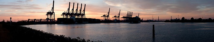 Sonnenuntergang am Hamburger Hafen, Köhlbrandbrücke im Hinterg