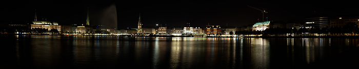 Leuchtende Nacht an der Binnenalster in Hamburg bei der Lombards