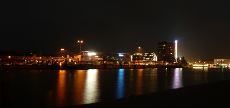 Blick auf Kieler Förder bei Nacht