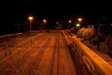 Nördlicher Blick auf die Bahnschienen von der Max-Johannsen-Brücke in einer dunklen Nacht