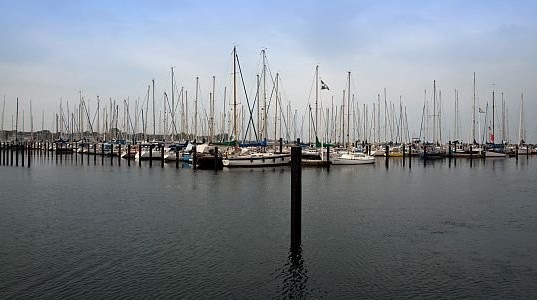 Blick auf Segelboote im Hafen Strande