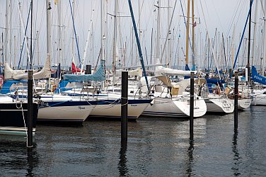 Blick auf Segelboote im Hafen Strande