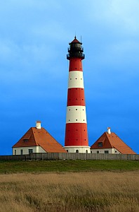 Nahaufnahme vom Leuchtturm Westerheversand an der Nordsee