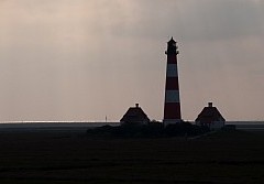 Leuchtturm Westerheversand in der Abenddämmerung