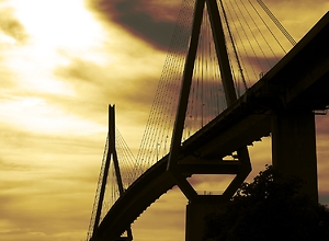 Photo of the Köhlbrand Bridge in Hamburg in the evening.
