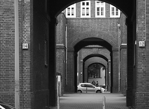 The open gates to the courtyard of a large residential building in Hamburg.